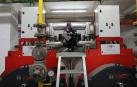 Un técnico revisa la sala de caldera de una comunidad con calefacción central.