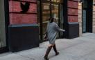 Una mujer pasa por delante de las oficinas de Twitter en Nueva York