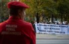 Policías forales protestan frente al Parlamento de Navarra, donde se celebra el debate del estado de la Comunidad, para exigir la dimisión de la presidenta María Chivite por el incumplimiento de la Ley de Policías
