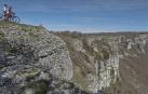 Dos ciclistas se asoman al Balcón de Pilatos de la Sierra Urbasa, que en Améscoa prefieren llamar con su topónimo original de Ubaba