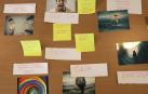 Hilo de post-it e imágenes que reflejan algunos hitos del duelo por una pérdida por suicidio.