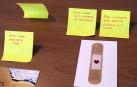 Post it; técnica empleada en la asociación Besarkada-Abrazo