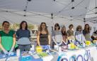 El grupo de enfermeras que este sábado atendió el puesto posa con los materiales sanitarios para realizar las pruebas de glucosa dentro del programa de ‘Jornada Informativa’ organizado por la Asociación Navarra de Diabetes para dar visibilidad a la enfermedad