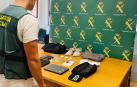 Un agente de la Guardia Civil, con todos los efectos robados en el vestuario