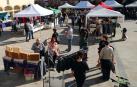 Familiares y amigos aprovecharon la mañana para visitar la feria artesanal