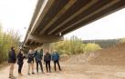 De izquierda a derecha: el director general de Obras Públicas e Infraestructuras, Pedro López; la responsable de la empresa constructora, Ana Fernández; el consejero de Cohesión Territorial, Bernardo Ciriza; el jefe del Negociado de la demarcación Centro-Norte, Luis Miguel Martín; la técnica de obra civil del Centro de Conservación de Pamplona, María del Mar Vega; y el técnico de la empresa, Pedro Rodrigo, durante la visita a la infraestructura renovada