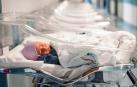 Imagen de archivo de un hospital con varios bebés