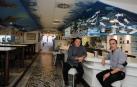 Pablo y Juan Carlos, en la barra del restaurante El Ronqueo, en la calle Monaterio de Urdax
