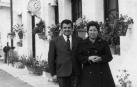 Rodolfo Jareño y Rosario Zuazu, ante la decorada estación de Noáin