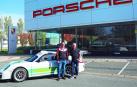 Juan Andía e Iñaki Zozaya posan junto al Porsche 911 GT3 que competirá en el Rally Melarreka