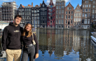 Iñigo García y Leyre Ramírez posan junto a uno de los bellos canales de la ciudad