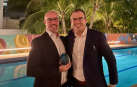 Los representantes de Beeplanet y Nabrawind durante la entrega de premios