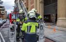 Bomberos de Navarra en una actuación en la Plaza de la Cruz de Pamplona. Es uno de los colectivos que sufre el envejecimiento de la plantilla.