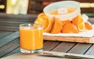 Imagen de archivo de un vaso de zumo de naranja fresco
