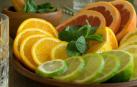 Rodajas de limón, lima y pomelo en un plato