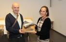 Jesús Sukuntza entregando el premio en Plazara! a Carmen Aycart