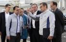 El director de Producción y Logística de Volkswagen, Christian Vollmer, en el centro de la imagen, atiende las explicaciones del presidente de Volkswagen Navarra, Michael Hobusch, en un momento de su visita a Volkswagen Navarra