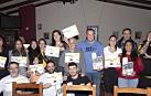 Premiados y participantes lucen sus diplomas en la entrega de premios