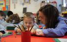 Una maestra y un alumno de Irabia-Izaga. En Infantil es mixto