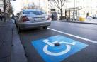 Un sensor en una plaza de aparcamiento para discapacitados