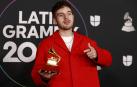 Pablo Rouss posa con el galardón en los Grammy Latino.