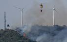 Dos helicópteros descargan agua en San Martín de Unx, uno de los graves incendios que asolaron Navarra el 19 de junio