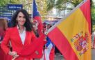 Nuria Elío Aldunate posa con la bandera de España y su pañuelico de San Fermín