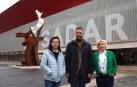 Esther Diñeiro, Endika Rodríguez y Alicia Martínez, en el exterior de El Sadar junto a la escultura Sentimiento