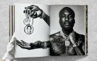 Interior del libro 'Ice Cold' (Taschen), que analiza la unión de raperos y joyas