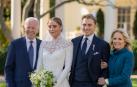 El presidente de los Estados Unidos, Joe Biden (i), y la primera dama, Jill Biden (d), posan en el matrimonio de su nieta Naomi Biden con Peter Neal