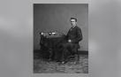 Edison junto a su segundo fonógrafo