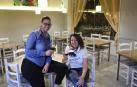Eli y Yuli Martínez disfrutan de una copa de vino en La Remolacha