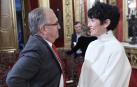 El alcalde de Pamplona, Enrique Maya, conversa con la consejera y portavoz del Gobierno foral, Elma Saiz, y candidata del PSN a la alcaldía de la capital navarra, este martes