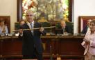 Enrique Maya, con el bastón de mando en el salón de plenos el día que tomó posesión como alcalde en junio de 2019