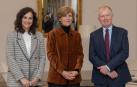 De izquierda a derecha, la vicerrectora de Investigación y Sostenibilidad de la Universidad de Navarra, Paloma Grau; la rectora de la Universidad de Navarra, María Iraburu, y Richard Cornall, director del departamento de Medicina Clínica de la Universidad de Oxford