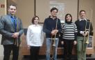La edil Merche Añón y Miguel Tantos, en el centro, y junto al resto de asistentes a la presentación del concierto
