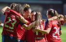 Abrazo entre Maite Valero, Mar Torras, María González, Miriam Rivas, Iara Lacosta, Merche Izal y Alexia Blanco, tras el gol de Iara