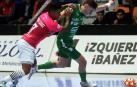 El ala del Valdepeñas Bynho, que regresó al Anaitasuna, defiende a Andrés Geraghty, ala de Osasuna Magna