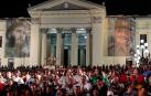 Cientos de cubanos participan en un acto de conmemoración hoy, durante el 6to aniversario de la muerte de Fidel Castro, en La Habana