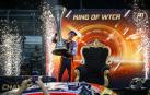 Mikel Azcona, con el trofeo que le acredita como campeón del mundo de Turismos (WTCR)