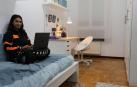 En su habitación, con un portátil, Chaimae Hamda