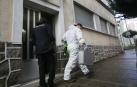 Dos agentes de Policía Nacional en la puerta de la vivienda donde ha sido hallada muerta una mujer de 42 años