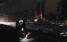Dos personas se alumbran con un teléfono móvil en una calle oscura de Kiev, donde la mitad de la ciudad sigue sin electricidad y dos tercios de los hogares no tienen calefacción