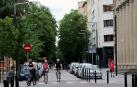 Varias bicicletas circulan por la calle San Fermín de Pamplona