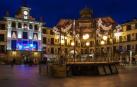 La Plaza Nueva, iluminada con la decoración navideña