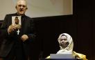El arzobispo de Madrid, y vicepresidente de la CEE, Carlos Osoro (i), posa junto a la reconstrucción facial del patrón de Madrid, San Isidro, este lunes, durante la presentación de las conclusiones del estudio forense del cuerpo de San Isidro Labrador
