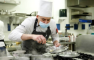 El ganador de la pasada edición preparando su plato en la final del Premio Promesas 2022