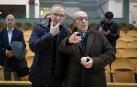 El presidente del Mundial de Fórmula Uno, el italiano Stefano Domenicali (i), durante una exhibición de pelota vasca este martes en el frontón Labrit de Pamplona