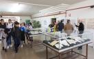 Estudiantes del instituto Benjamín de Tudela observan documentos de la exposición