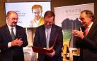 El escritor y periodista turolense Javier Sierra (c) recibe del presidente aragonés, Francisco Javier Lambán (i), el Premio de las Letras Aragonesas 2021 que el Gobierno de Aragón entrega este martes en Zaragoza